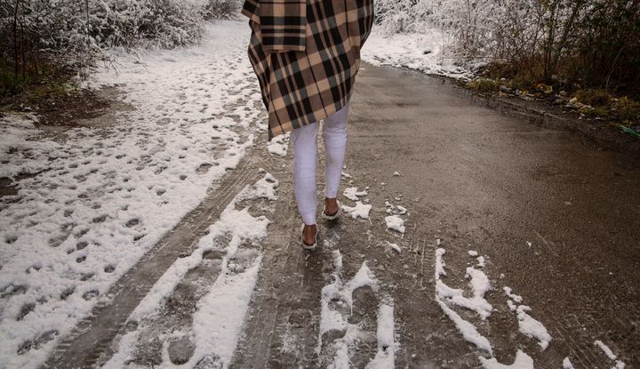 Wie viele Geflüchtete möchte auch Raz nicht fotografiert werden Foto einer jungen Frau, die einen verschneiten Pfad entlanggeht