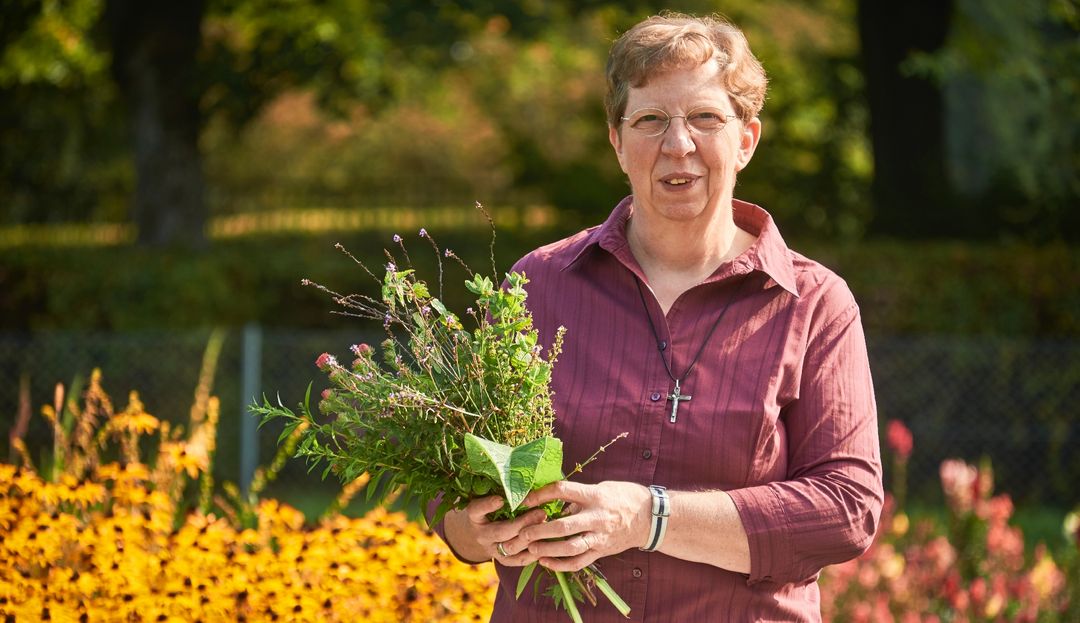 Die Steyler Schwester Bernadette Dunkel weiß, was unserem Immunsystem auf die Sprünge hilft Frau und Heilkräuter