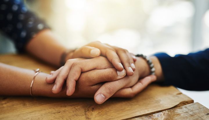 Eine Person h&auml;lt die Hand einer anderen