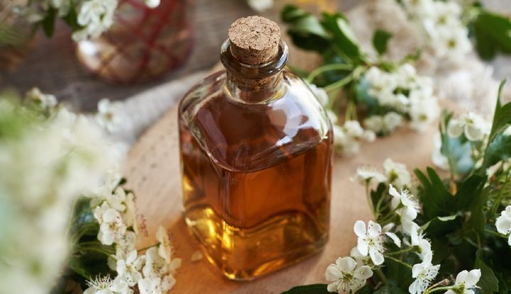 wei&szlig;e Bl&uuml;ten, gef&uuml;llte Flasche mit Korken 