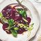 Festlich und gesund: Rote-Bete-Carpaccio Rote-Bete-Carpaccio mit Feldsalat und Pinienkerne