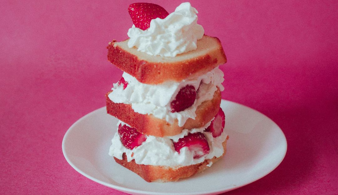 Ein Stück Sahne-Biskuit-Torte