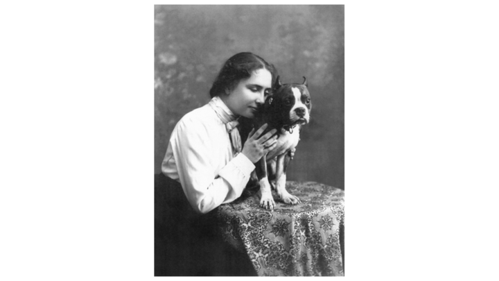 Stets an ihrer Seite: Hunde waren die liebsten Begleiter der taub-blinden Schriftstellerin Helen Keller Helen Keller mit ihrem Hund