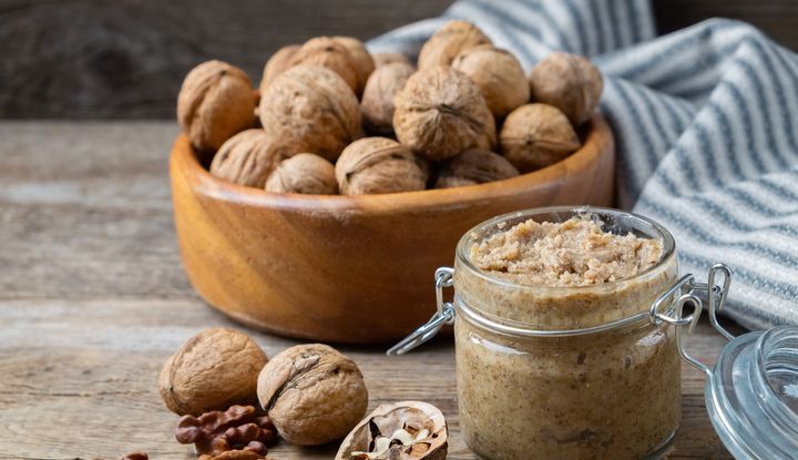 Waln&uuml;sse in Holzschale, Glas mit Walnussbutter