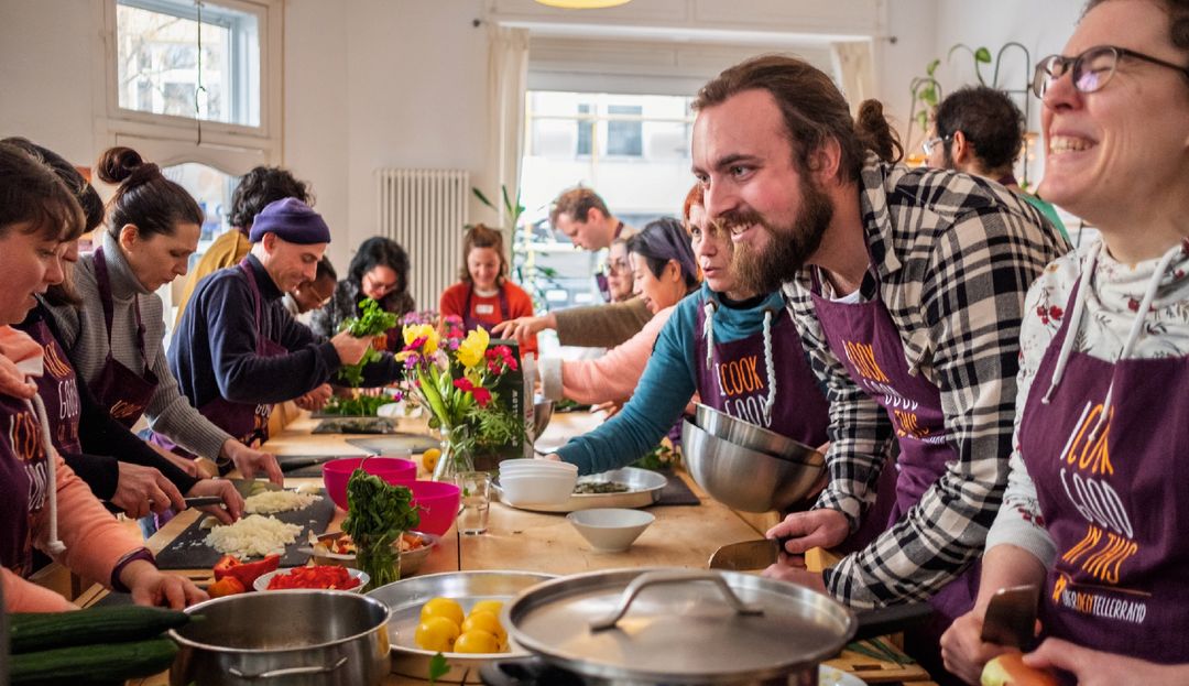 Viele Menschen beim gemeinsamen Kochen