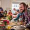 Viele Menschen beim gemeinsamen Kochen