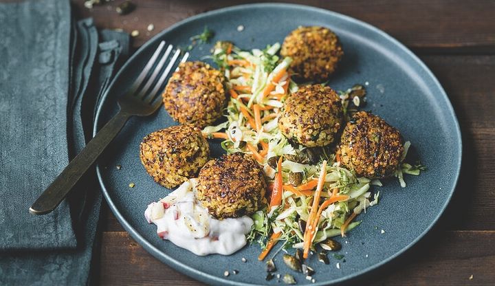 Hirse-Kräuter-Puffer sind schnell gemacht und liefern viele Nährstoffej Puffer aus Hirse und Kräutern mit Salat