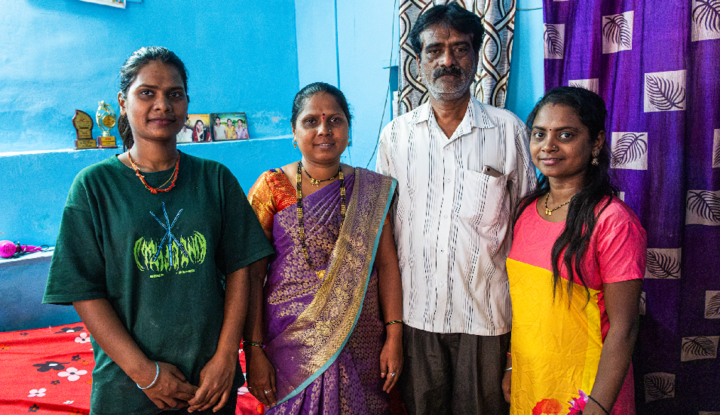 Sunanda, 40, und ihre Familie