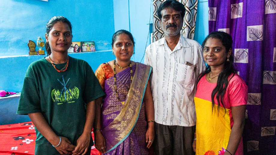 Sunanda, 40, und ihre Familie