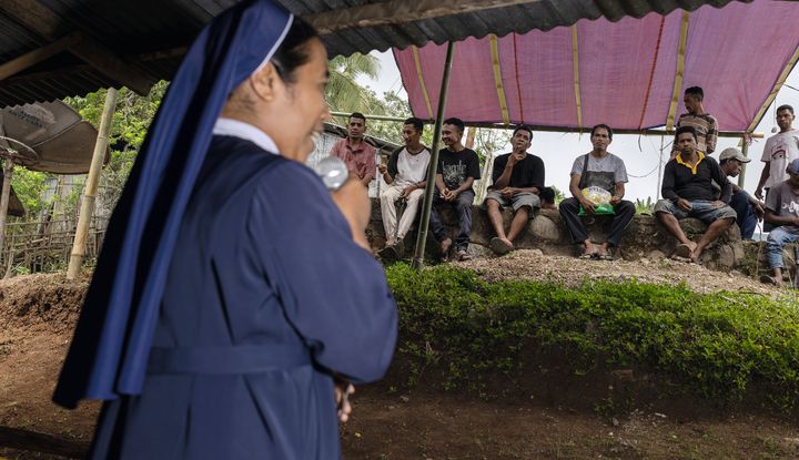 Schwester Fransiska engagiert sich Aufklärungsarbeit und besucht regelmäßig abgelegene Dörfer, um ins Gespräch zu kommen über Missstände und Probleme Schwester Franziska Imakulata SSpS