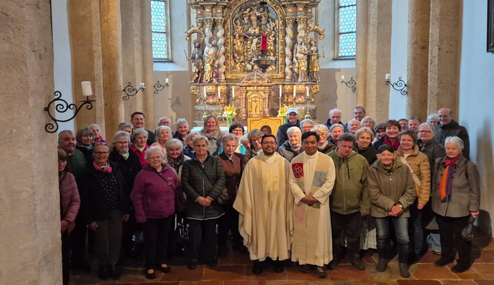 Förderertreffen in Österreich Foto der Förderer vor dem Altar