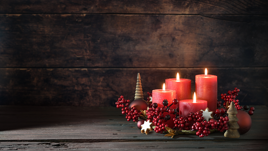 Adventskranz mit vier brennenden Kerzen