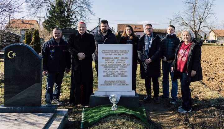 Die Gestaltung von Friedhöfen und die Errichtung von Grabsteinen ist Teil einer seit mehreren Jahren laufenden Gedenkarbeit. Sie soll auf die Krise entlang der Balkanroute aufmerksam machen Foto der Teilnehmenden auf dem Friedhof