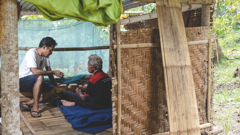 Pater Aventinus Saur SVD spricht mit Yohanes Bai