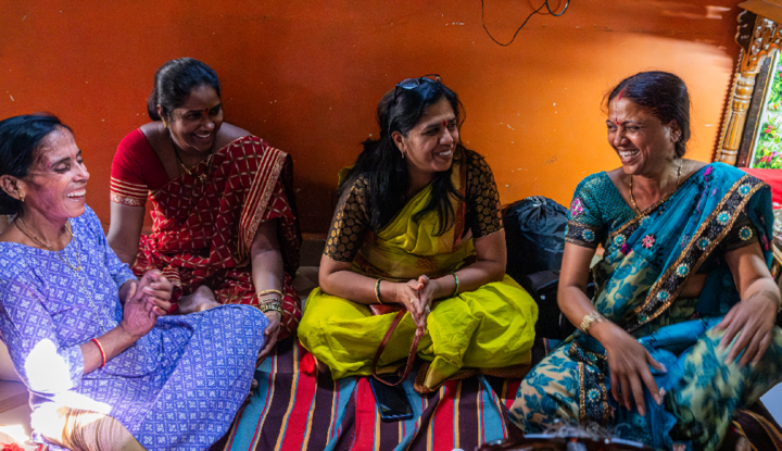 Vier indische Frauen lachen zusammen