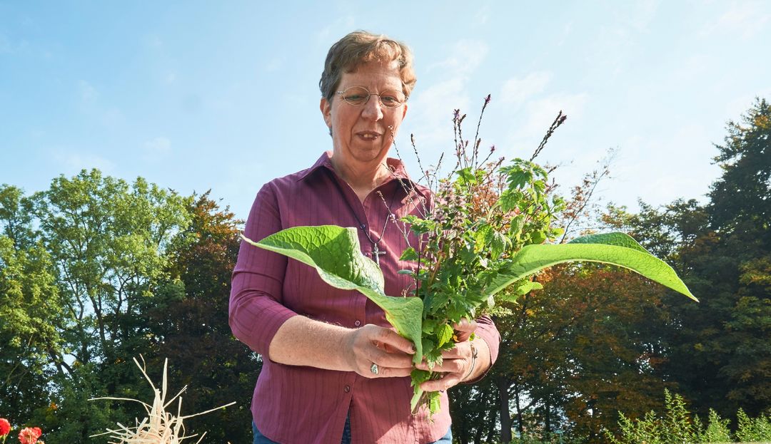 Frau, Blumenstrauß